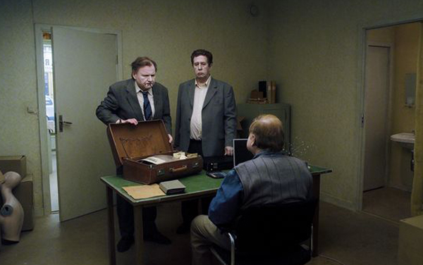 Film: Eine Taube sitzt auf einem Zweig und denkt über das Leben nach