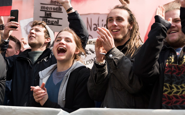 Film: Und morgen die ganze Welt - Bild1
