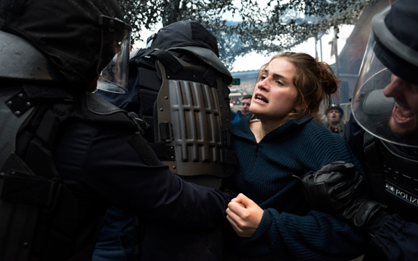 Film: Und morgen die ganze Welt